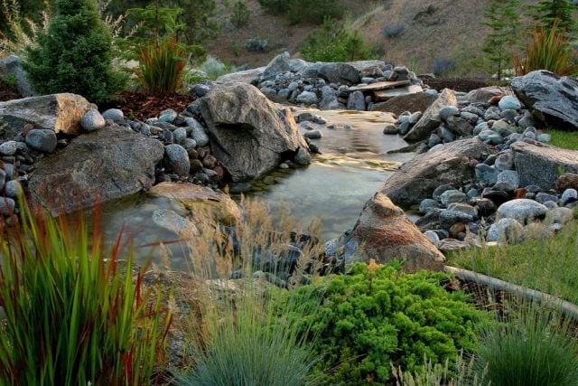 friedvolle gartenlandschaft steinen wasseranlage wasserfall