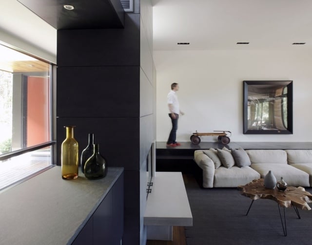 interieur design deko flaschen tisch lounge sofa