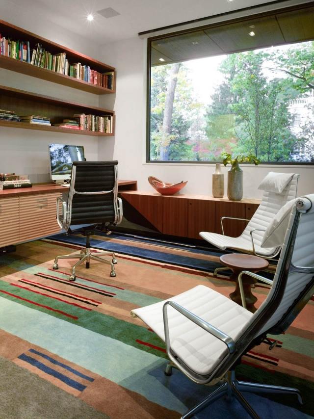 heimbüro einrichtung großes fenster bunter teppich