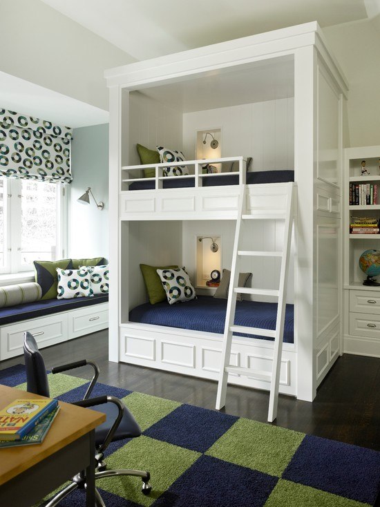 etagenbett für kinderzimmer weiß gestrichen holzgestell teppich rechteck muster