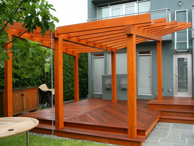 holz pergola bauen modern-design-schraeg-balken-terrasse