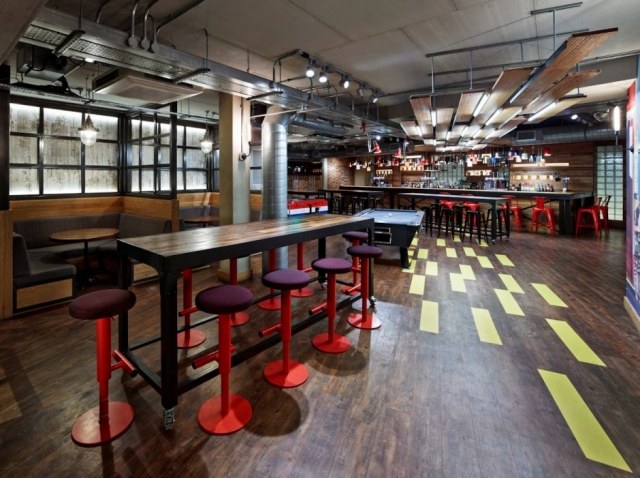 hostel renovierung london bar industriel stil holzboden
