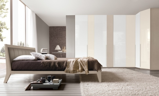 ideen eckkleiderschrank-weiss drehtüren italienische möbel schlafzimmer doppelbett