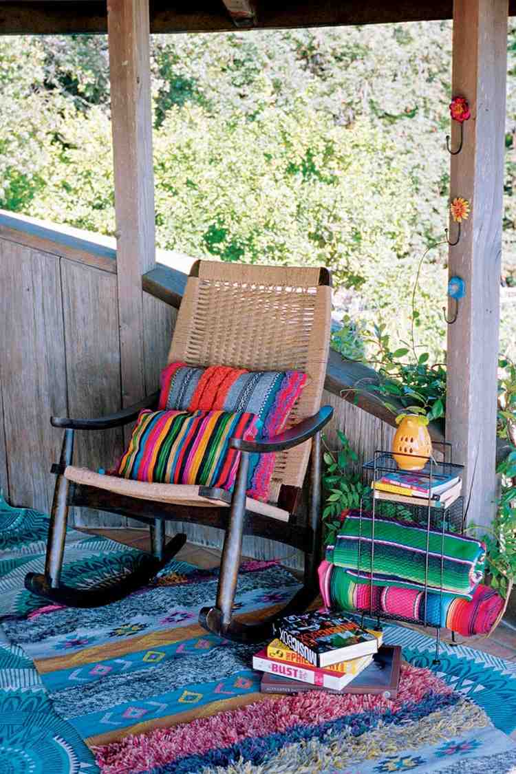ideen-für-balkon-schaukelstuhl-bunt-textilien-kissen-beistelltisch