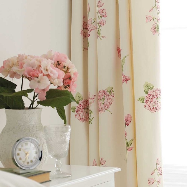 ideen für gardinen rosa floristische motive vase blumen 
