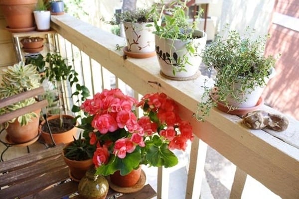 ideen für kleine balkone keramik-pflanzgefäße-blumenkübel