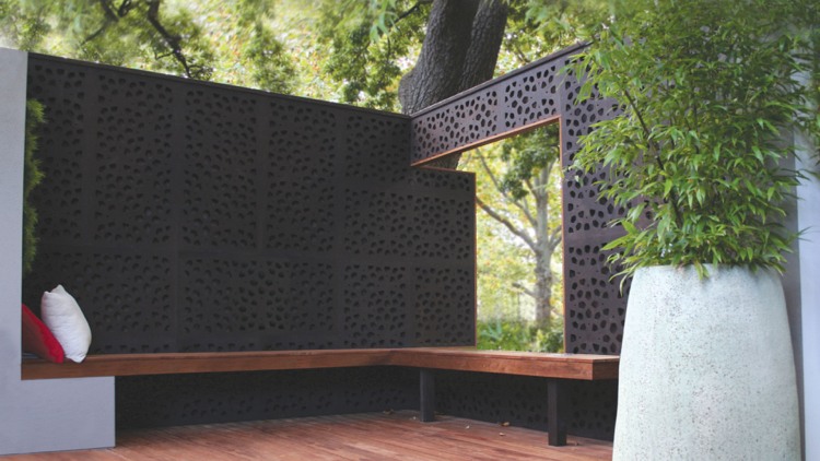 ideen-gartengestaltung-beton-pflanzkübel-bambuspflanzen-metall-sichtschutzpaneele
