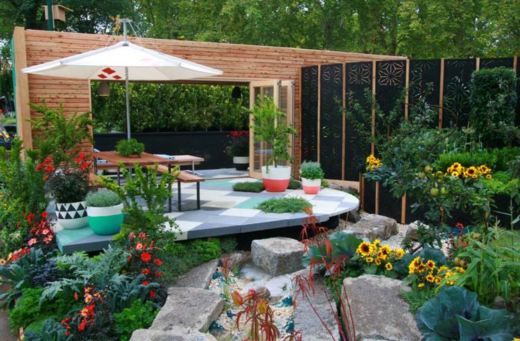 Ideen für Gartengestaltung terrasse-bunte-bodenfliesen-essbereich-pflanzen