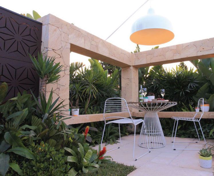 Ideen für Gartengestaltung travertin-stein-konstruktion-metall-bartisch-hocker-palmen-hängeleuchte