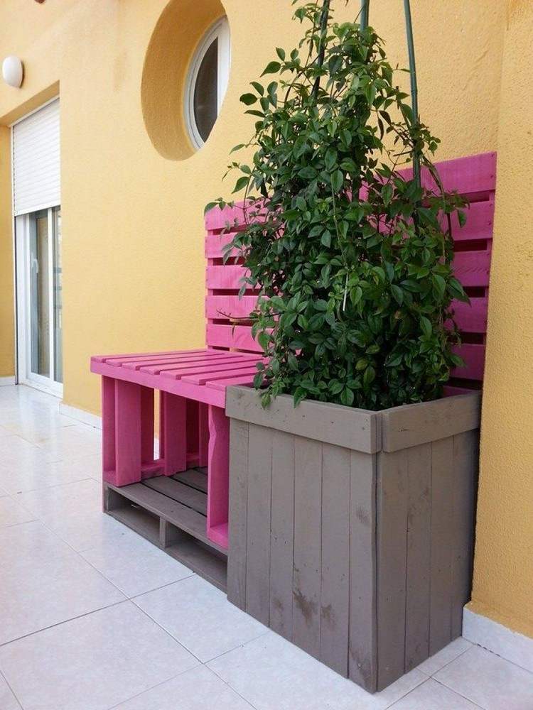 Ideen für Palettenmöbel balkon-sitzbank-pink-lackiert-pflanzkuebel