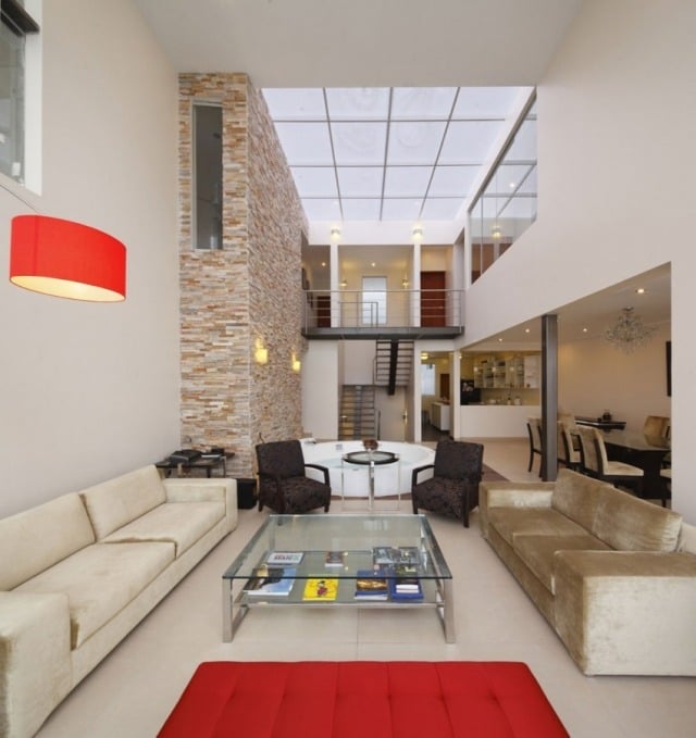 wohnzimmer-designer stehlampe-rot lampenschirm-roter teppich-samtige sitzoberfläche