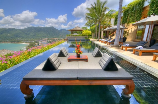 infinity pool outdoor rand pflanzen blumen lounge bett villa kamala