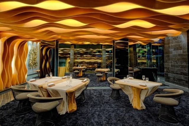 restaurant hotel schick dunkelblau goldig kontrastierende farben