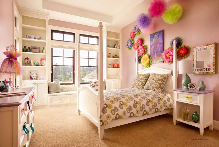 jugendzimmer-mädchen-rose-wandfarbe-papierblumen-pompoms-himmelbett
