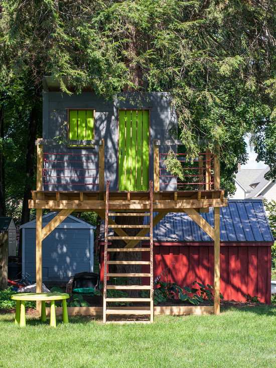 traumhaus für kinder-bauen Holztür-bunt streichen-ideen