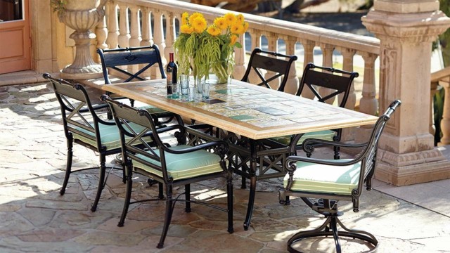 klassische Sitzecke gestalten Terrasse Balkon Möbel Design Metall Tisch