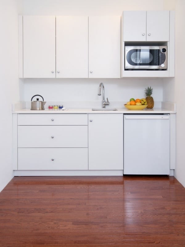 kleine küchenzeile-mit elektrogeräten klassische möbel weiß-runde griffe