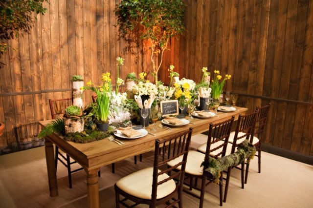 gestalten fröhliche Blumen rustikaler Tisch Stühle Holzzaun