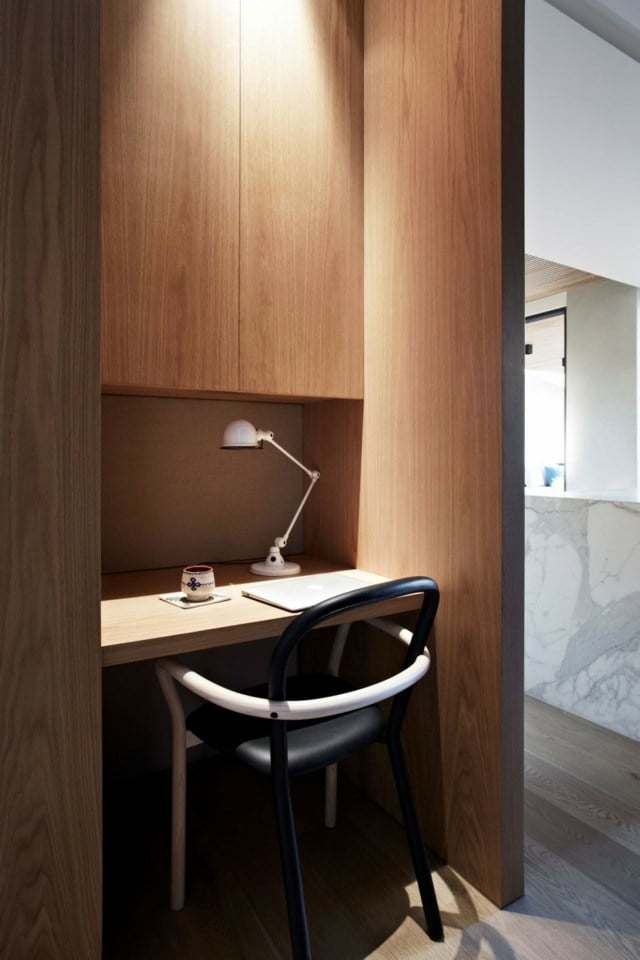 Schreibtisch Stuhl Lampe Marmor Wand Spiegel Holz Schrank