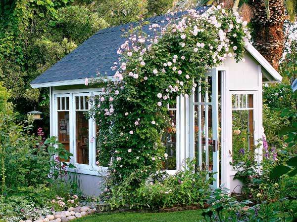 Gartenhaus aus Holz Kletterpflanzen Rosen rosa Farbe