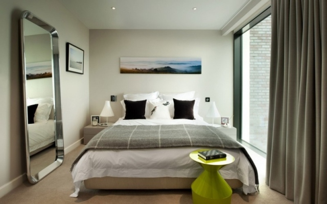 kleines schlafzimmer ideen bilder spiegel wand gelehnt panoramafenster