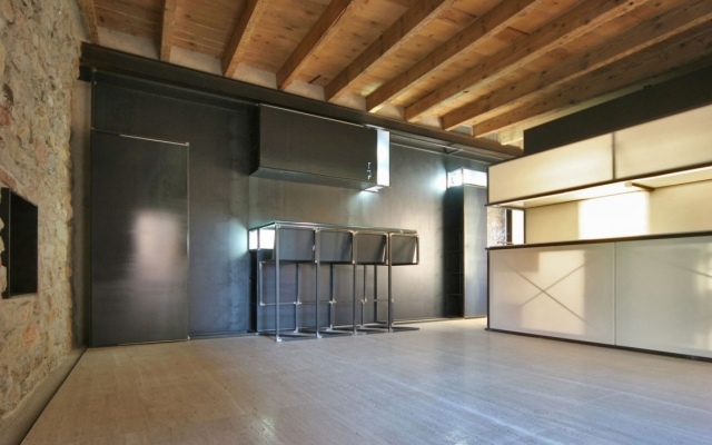 kontrast wohnzimmer holzboden verkleidet mit stein wand rustikal schwarz