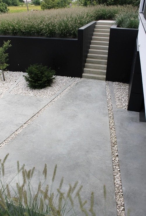 landschaft gartengestaltung beispiel boden betonplatte kies ziergräser