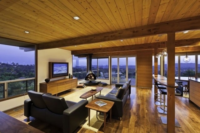 loft stil wohnzimmer panoramafenster-holz lackiert boden-decke-sitzgruppe