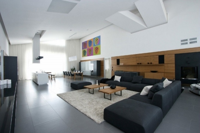loft-wohnung sitzgelegenheiten-im wohnzimmer-wohnideen schwarz ledersofa shaggy teppich farben