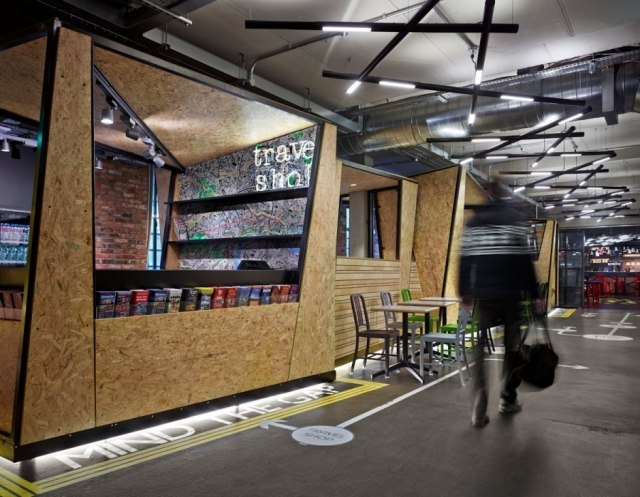 london design hostel renovierung sperrholz bar cafe deckenleuchten