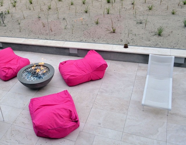 lounge terrassenmöbel poufs sitzsack pink feuerstelle