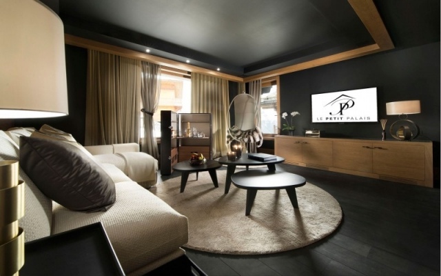 wohnzimmer-sichtschutz luxuriöse vorhänge-eleganter holzboden-teppich möbel beigefarben