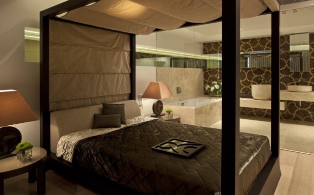 luxus schlafzimmer einrichtung himmelbett badezimmer glaswand mosaik