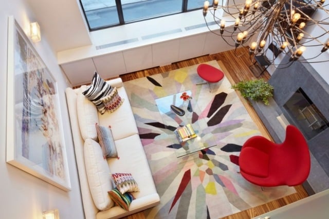 luxus wohnung parkett dielenboden modernes wohnzimmer bunter teppich