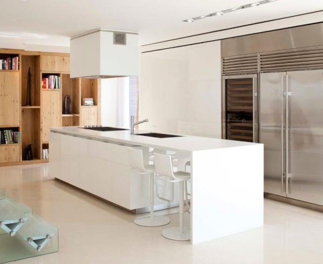 materialien kontraste prägen-interieur edelstahl-kühlschrank weiße küche