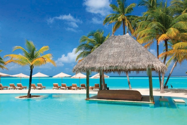 meer pool ineinander fließen pergola strohdach Gili Lankanfushi resort