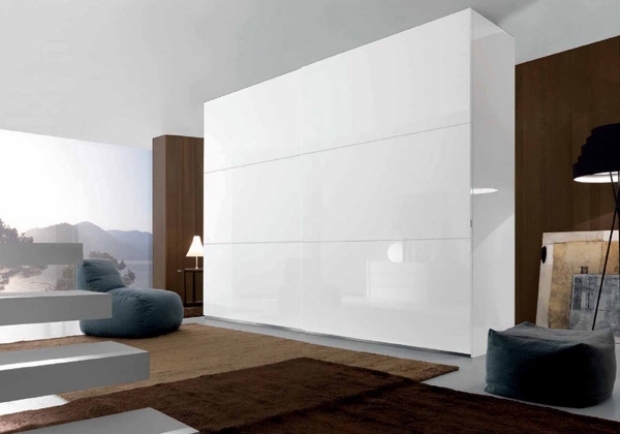 minimalistischer Schrank-in weiß-glanz lack-oberflächen gestaltung effekte