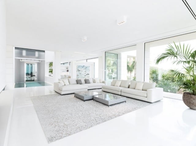 ideen wohnzimmer einrichtung schlicht-weiß hochfloriger teppich-grau-flauschig