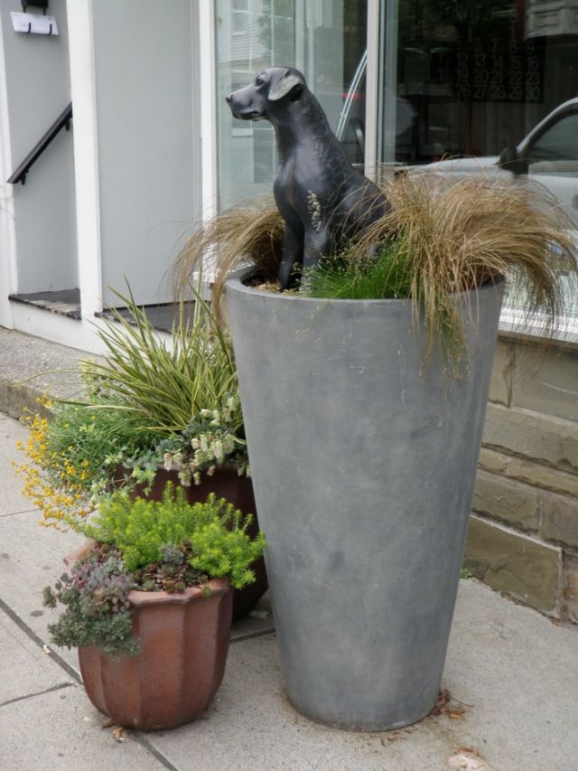 Gartengestaltung Pflanzkübel Metall Ziergräser Hund Statue