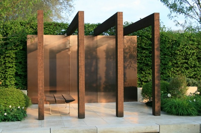 moderne Pergola Sitzbank Holz Metall hohe Heckenpflanzen