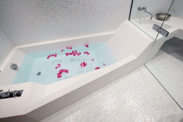 architektur und design badezimmer badewanne blumen blüten