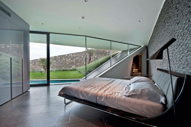architektur und design schlafzimmer blick pool kontrast