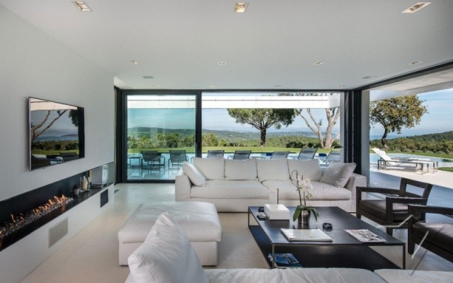 moderne villa wohnzimmer weiße polstermöbel ethanol kamin schwarz fensterrahmen
