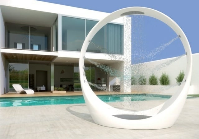 weiße minimalistische Gartendusche-Haus Hinterhof Pool