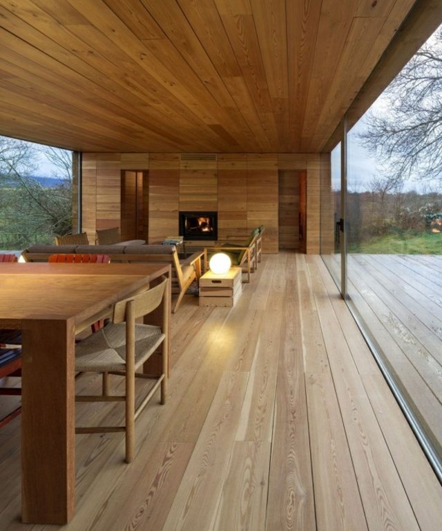 Holzboden Holzwand Holzdecke reichlich verglaste Fassade