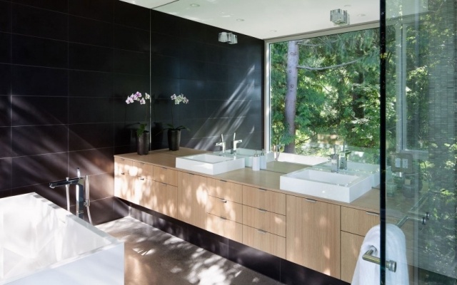 modernes badezimmer design glaswand wald landschaft holz waschtisch