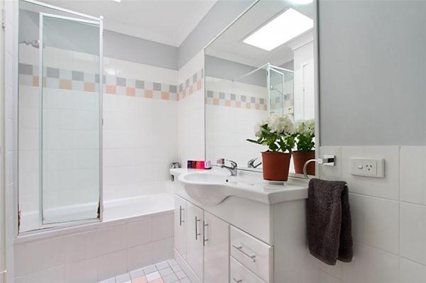 weiß badezimmer-schlichte dekoraton lebendige pflanzen-waschbeckentisch 