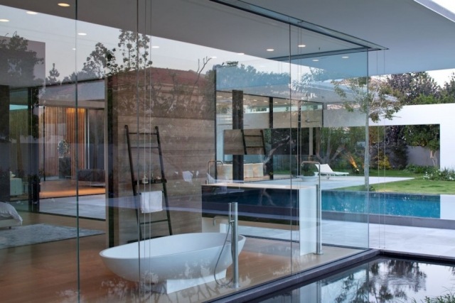 modernes einfamilienhaus badezimmer glas wände blick pool
