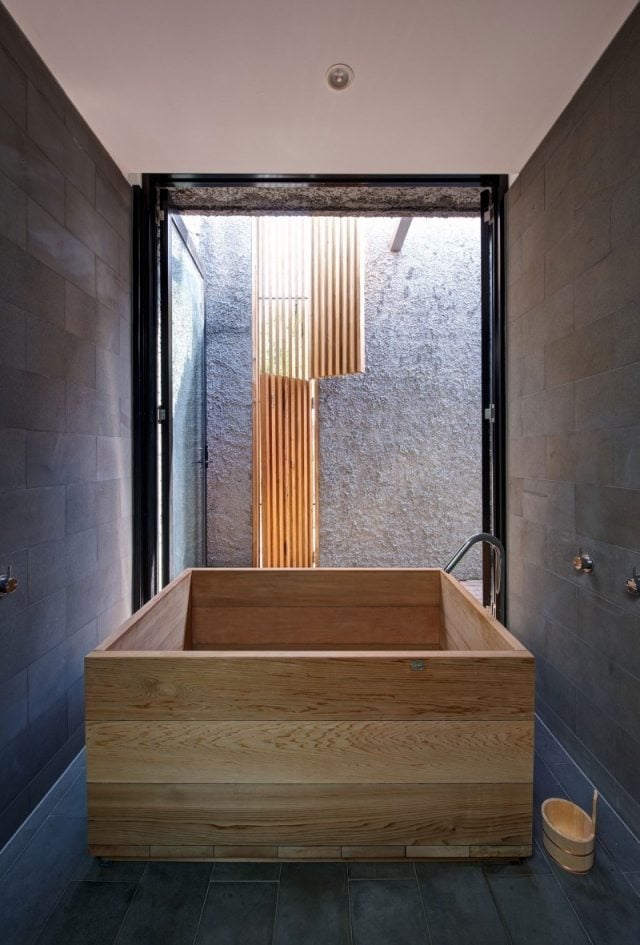 modernes einfamilienhaus naturmaterialien holz badewanne