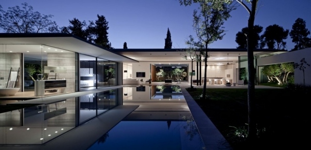 modernes einfamilienhaus pool innenhof nachtbeleuchtung spiegeleffekte